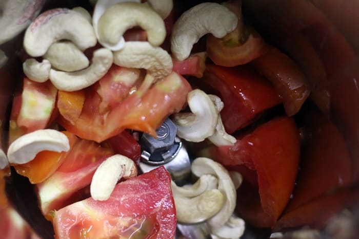 Pureeing tomatoes for making maa ki dal recipe