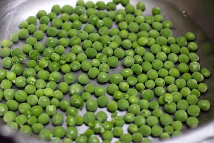 boiling green peas for matar ki kheer
