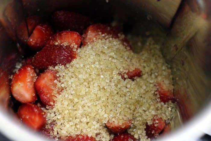 strawberries and sugar added in a blender jar