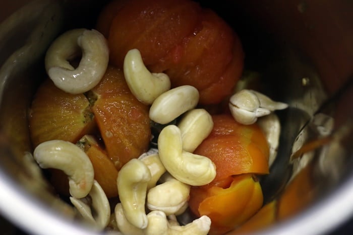 Pureeing tomatoes and cashews