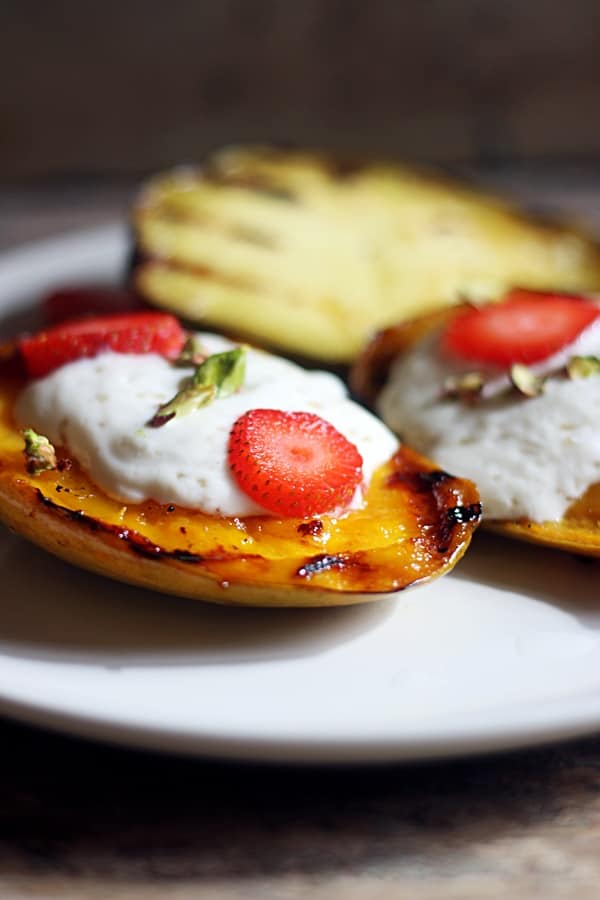 Grilled mangoes with yogurt