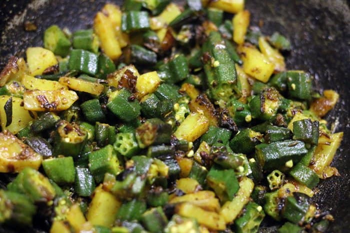 preparing bhindi rice