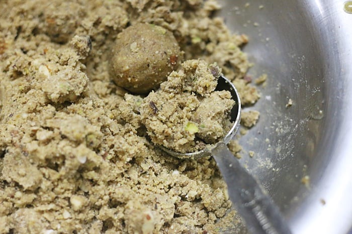 shaping atta ladoo