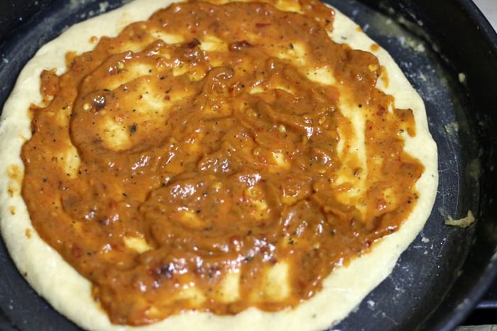 assembling paneer pizza