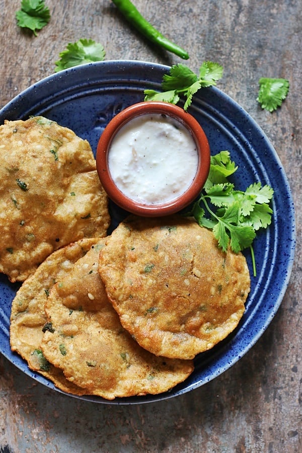 bedmi puri served with curd