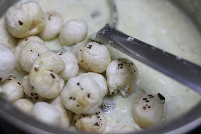 adding roasted makhana to kheer