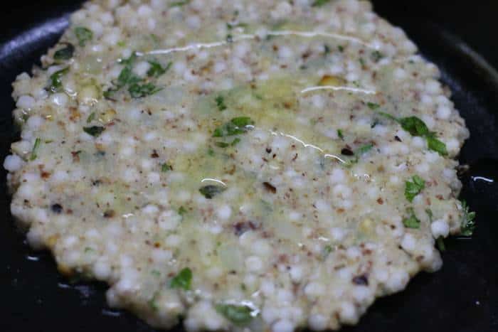 frying sabudana thalipeeth