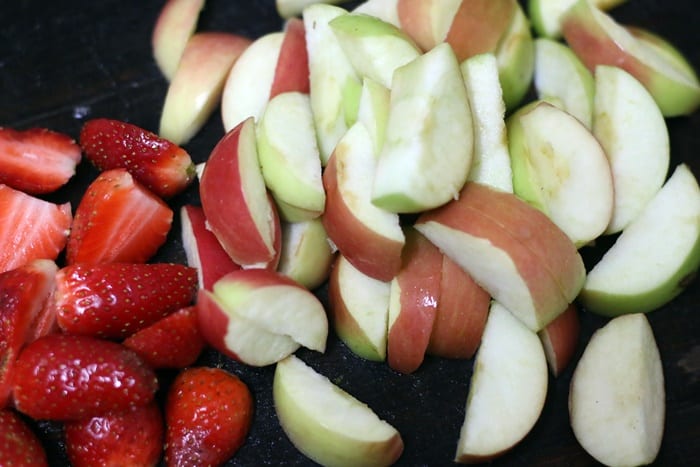 sliced apples and strawberries