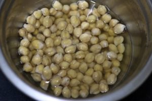 soaking chickpeas in water