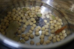 water added to pressure cooker for cooking chickpeas