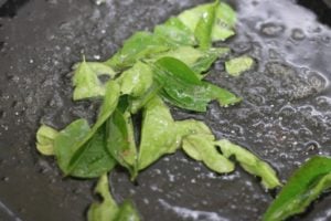 frying curry leaves in oil for arbi fry