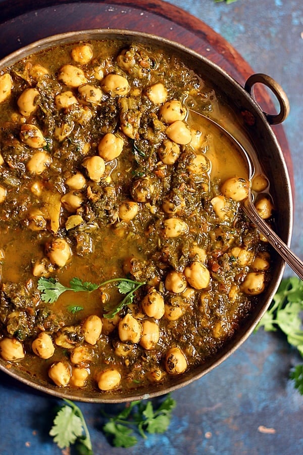 spinach and chickpea with mixed greens