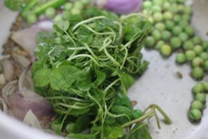 sautéing green peas in oil