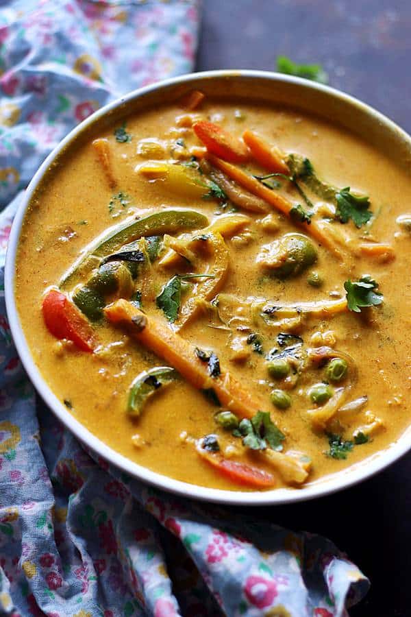 restaurant style veg chilli milli served in a ceramic bowl