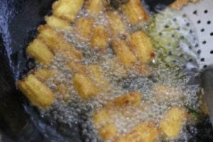 deep frying baby corn