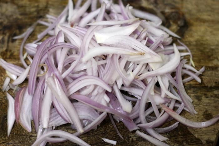 thinly sliced onions