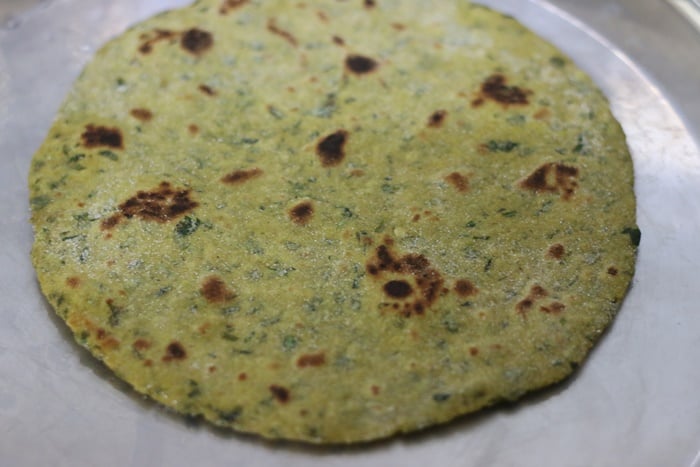 cooked methi thepla ready to be served