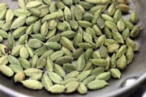 roasting cardamom pods