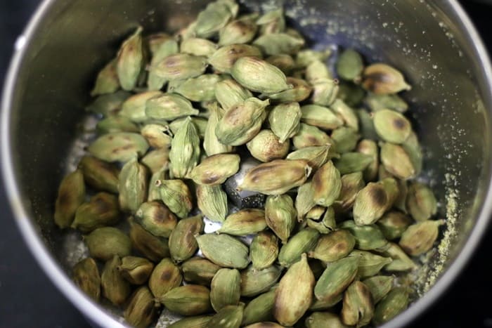 roasted cardamom seeds in a mixer jar