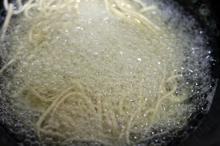 making crispy fried noodles